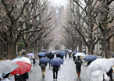 　国公立大２次試験の前期日程が始まり、会場に向かう受験生＝２５日午前、東京・本郷の東京大学