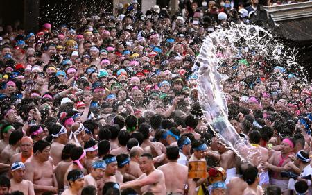 　「国府宮はだか祭」で激しくもみ合う男たち＝１日午後、愛知県稲沢市