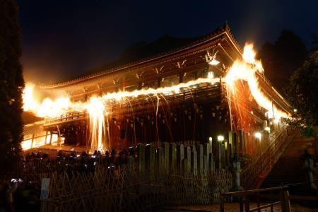 　東大寺二月堂で行われた「お水取り」で、お堂に浮かび上がるたいまつの炎＝１日夜、奈良市（多重露光）
