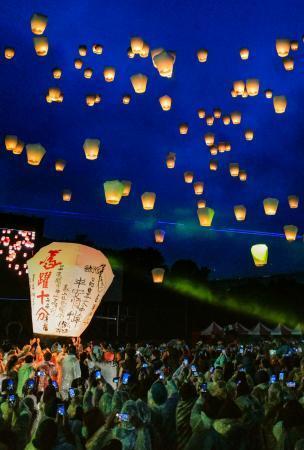 台湾の夜空、ランタンに願い込め　元宵節の伝統行事