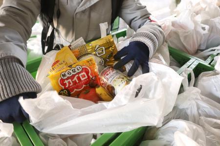 　ＮＰＯ法人「自立生活サポートセンター・もやい」が配布する食料品など＝２月、東京都新宿区