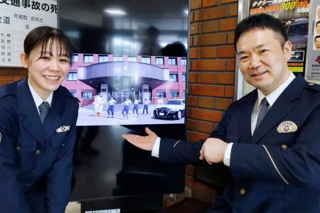 　公開された動画を示す笹川弘信巡査部長（右）と江口みづき巡査＝２月、北海道旭川市