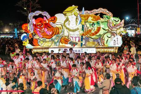 　パレードする青森ねぶた＝７日、台湾南部・嘉義県（共同）