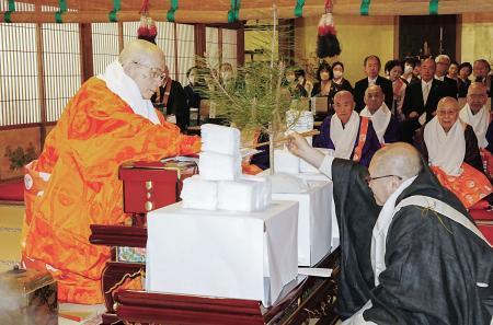 　高野山金剛峯寺で行われた、藤田光寛新法印（左）をお披露目する「法印転衣式」＝１１日、和歌山県高野町