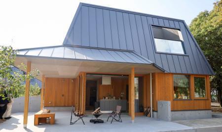 　弥生時代の物見やぐらをモチーフにしたコテージ＝１２日午後、佐賀県の吉野ケ里歴史公園