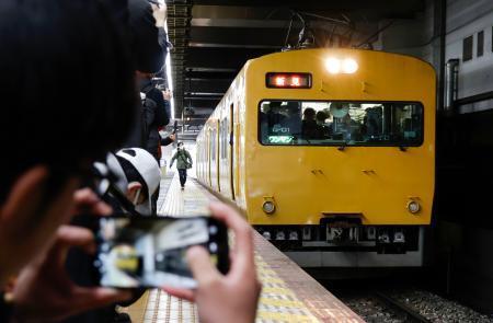 　最終運行日を迎え、ＪＲ岡山駅を出発する「食パン電車」＝１３日午後