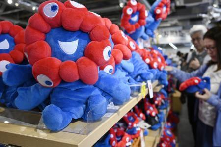 　２０２５年４月、大阪・関西万博会場のショップに並ぶミャクミャクのグッズ＝大阪市此花区