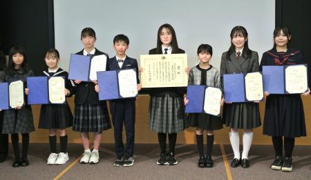 　「弁当の日おいしい記憶のエピソード」で文部科学大臣賞を受賞した吉田かりん結愛さん（左から５人目）と他の受賞者＝２０日午後、東京都港区
