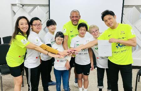 　インクルーシブ教育の実現を求める提言書を文科省に提出後、手を合わせるダウン症の当事者や家族ら。右から２人目はあべけん太さん、同４人目はアレックス・ラミレスさん＝２０日午前、東京都新宿区