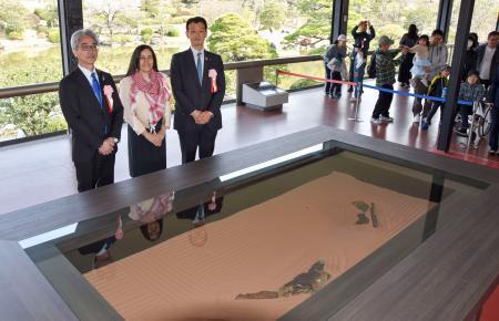 　万博記念公園でお披露目された枯れ山水の庭園のモニュメント＝２８日午前、大阪府吹田市