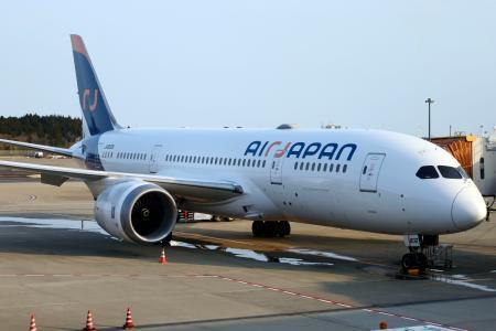 　３月で運航を休止するエアージャパンの機体＝２８日午後、成田空港