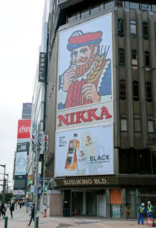 　リニューアルされた「ニッカウヰスキー」の巨大看板＝６日午前、札幌市