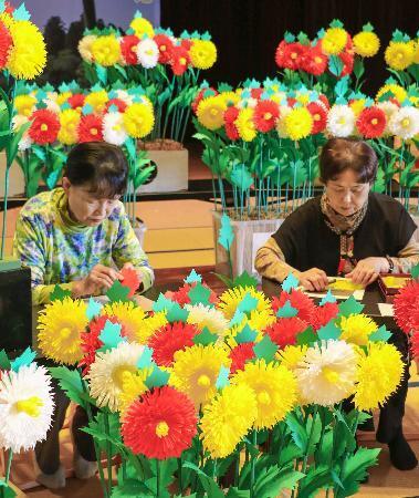 　熊野本宮大社の例大祭用に作られる「挑花」＝６日午後、和歌山県田辺市