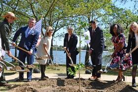 　植樹式典で桜の苗木に土をかける山田重夫駐米大使（中央）ら＝１０日、米ワシントン（共同）