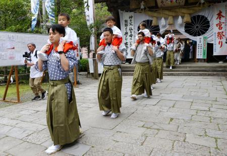 　「湯登神事」で熊野本宮大社を出発する稚児たち＝１３日午前、和歌山県田辺市