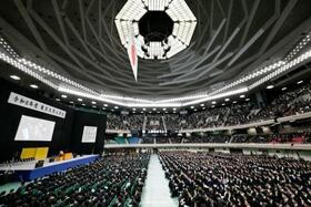 　東京都千代田区の日本武道館で開かれた東大の入学式＝１３日午前