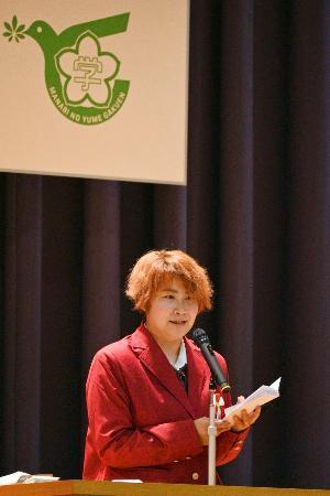 　栃木県栃木市で開かれた「県立とちぎ学びの夢学園」の入学式で、新入生を代表して決意を語る川村真希さん＝１４日夜