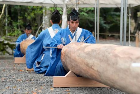 　伊勢神宮内宮で行われた「木造始祭」で、墨打ちのしぐさをする「小工」＝２１日午前、三重県伊勢市