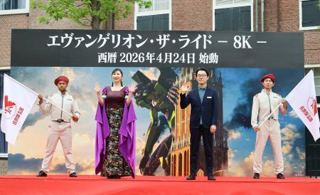 　エヴァンゲリオンの新アトラクションの記念式典に登壇したハウステンボスの高村耕太郎社長（中央右）と高橋洋子さん（同左）＝２２日午後、長崎県佐世保市