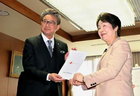 　山形県の吉村美栄子知事（右）から「福」知事の辞令を交付された船越英一郎さん＝２３日午後、山形県庁