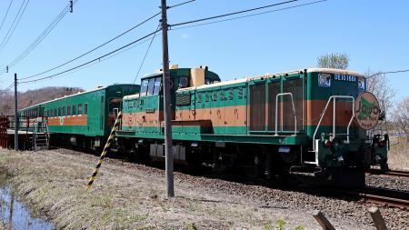 　ＪＲ塘路駅に到着した観光列車「くしろ湿原ノロッコ号」＝２５日午後、北海道標茶町