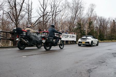 　開通した知床横断道路を通行する車やバイク＝２８日午前、北海道斜里町