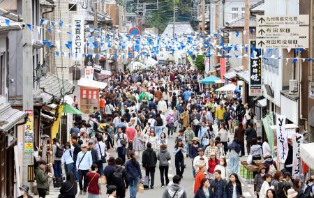 　大勢の観光客らでにぎわう有田陶器市＝２９日午後、佐賀県有田町