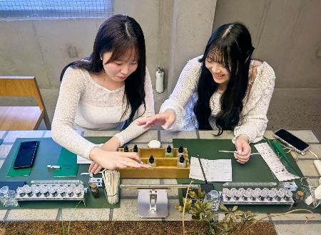 　韓国研修で香水作りを体験する日本薬科大の学生＝２０２５年８月、ソウル市（同大提供）