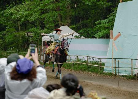 　京都市の下鴨神社で行われた「流鏑馬神事」＝３日午後