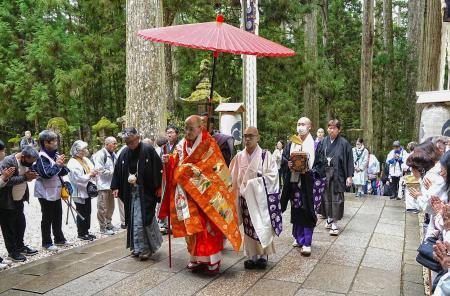 　金剛峯寺で営まれた「旧正御影供」で、奥之院の灯籠堂に向かう藤田光寛・寺務検校執行法印（中央左から２人目）ら＝７日午前、和歌山県高野町