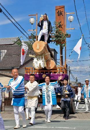 　伊勢神宮の式年遷宮に向けた伝統行事「お木曳」で、木材を載せた奉曳車を引っ張る住民＝９日午前、三重県伊勢市