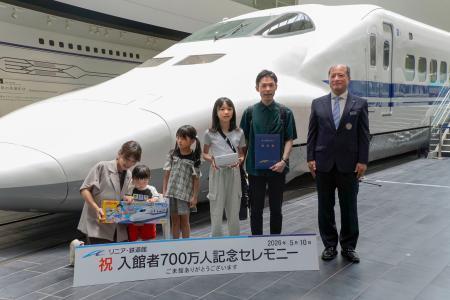 　リニア・鉄道館の入館者数７００万人を記念し開かれた式典＝１０日、名古屋市