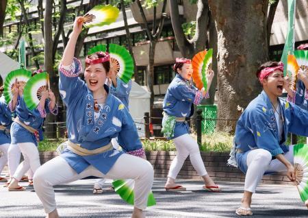 　扇を手に、法被姿で「すずめ踊り」を披露する踊り手たち＝１６日午後、仙台市