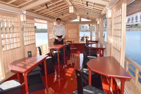 　水戸岡鋭治さんがデザインした長良川鵜飼の高級観覧船「鵜一」の船内＝１０日、岐阜市