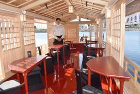 　水戸岡鋭治さんがデザインした長良川鵜飼の高級観覧船「鵜一」の船内＝１０日、岐阜市