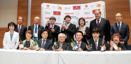 　「インターナショナル・ワイン・チャレンジ（ＩＷＣ）」の日本酒部門審査会で、最高賞の「トロフィー」を受賞した蔵元の関係者ら＝２２日午後、広島市