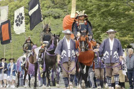 　「相馬野馬追」が開幕し、相馬中村神社から出陣する騎馬武者ら＝２３日午前、福島県相馬市