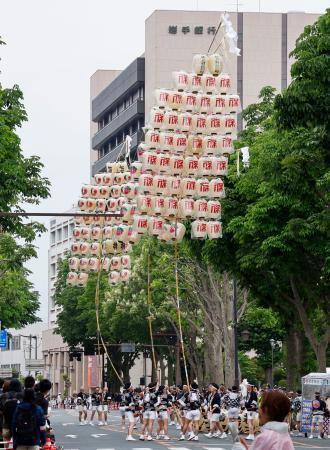 　「東北絆まつり」で披露された秋田竿燈まつり＝２４日午後、盛岡市