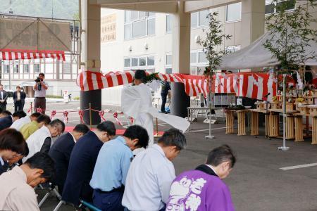 　尾瀬国立公園の山開きの式典に参加する関係者ら＝２６日午前、群馬県片品村