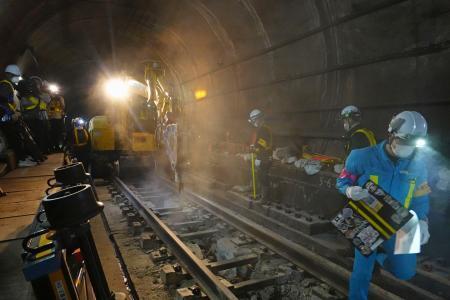 　ＪＲ横須賀線東京-品川間の地下トンネル内でレールの交換作業をする作業員＝６日午前
