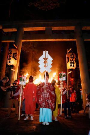 　大山の夏山開き前に行われた恒例行事「たいまつ行列」＝６日夜、鳥取県大山町