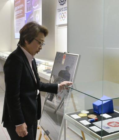 　日本オリンピックミュージアムで企画展を見学するＪＯＣの橋本聖子会長＝９日、東京都新宿区