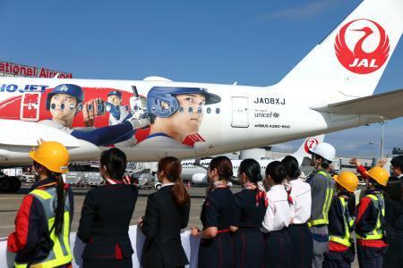 　大谷翔平選手をあしらった特別塗装機を見送る日航関係者ら＝１０日午後、羽田空港