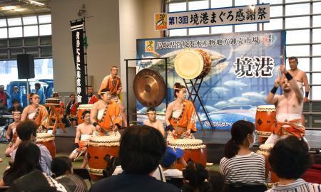 　「境港まぐろ感謝祭」で演奏された大漁太鼓＝１４日午前、鳥取県境港市