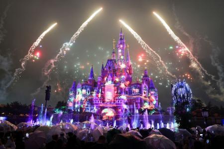　上海ディズニーランド開園１０周年記念のイベントを見る来場者＝１５日（ロイター＝共同）