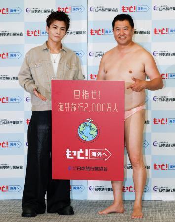 　日本人の海外旅行促進に向けたイベントに登壇した岩田剛典さん（左）と、とにかく明るい安村さん＝１６日午後、東京都千代田区