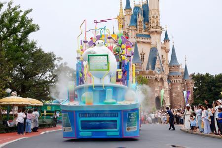　報道陣に公開された、東京ディズニーランドで始まる夏のイベントのパレード＝１日午後、千葉県浦安市