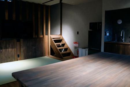 　ＪＲ櫟本駅舎を改修したホテルの客室＝６月、奈良県天理市