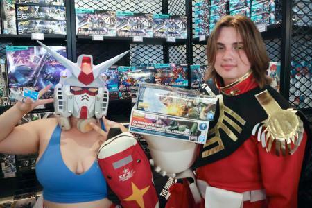 　「ガンダムベース・ロンドン」を訪れたマイケルさん（右）と姉＝３日、ロンドン（共同）