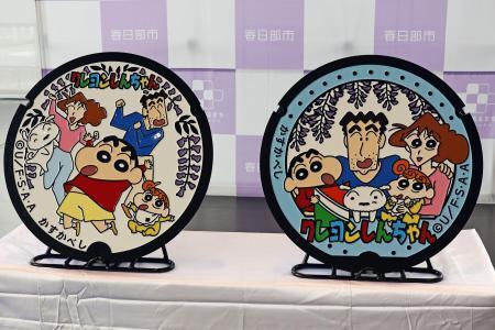 　アニメ「クレヨンしんちゃん」が描かれたマンホールのふた＝５日午前、埼玉県春日部市